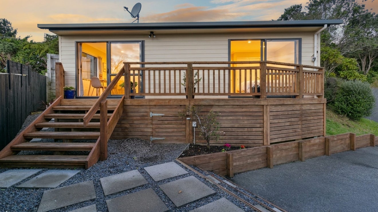 2 Beazley Avenue, Paparangi, Wellington - Carousel 1