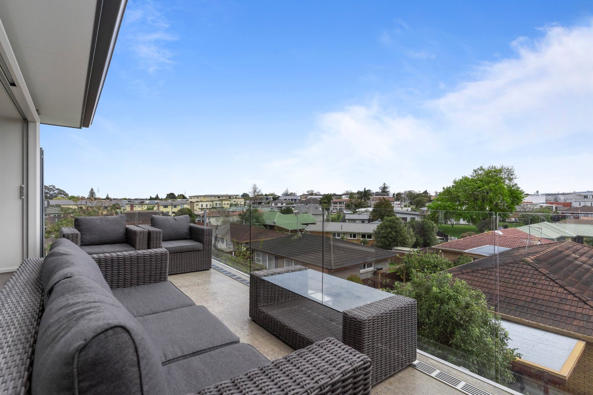 4/23 Wellington Street, Howick, Auckland - Carousel 1