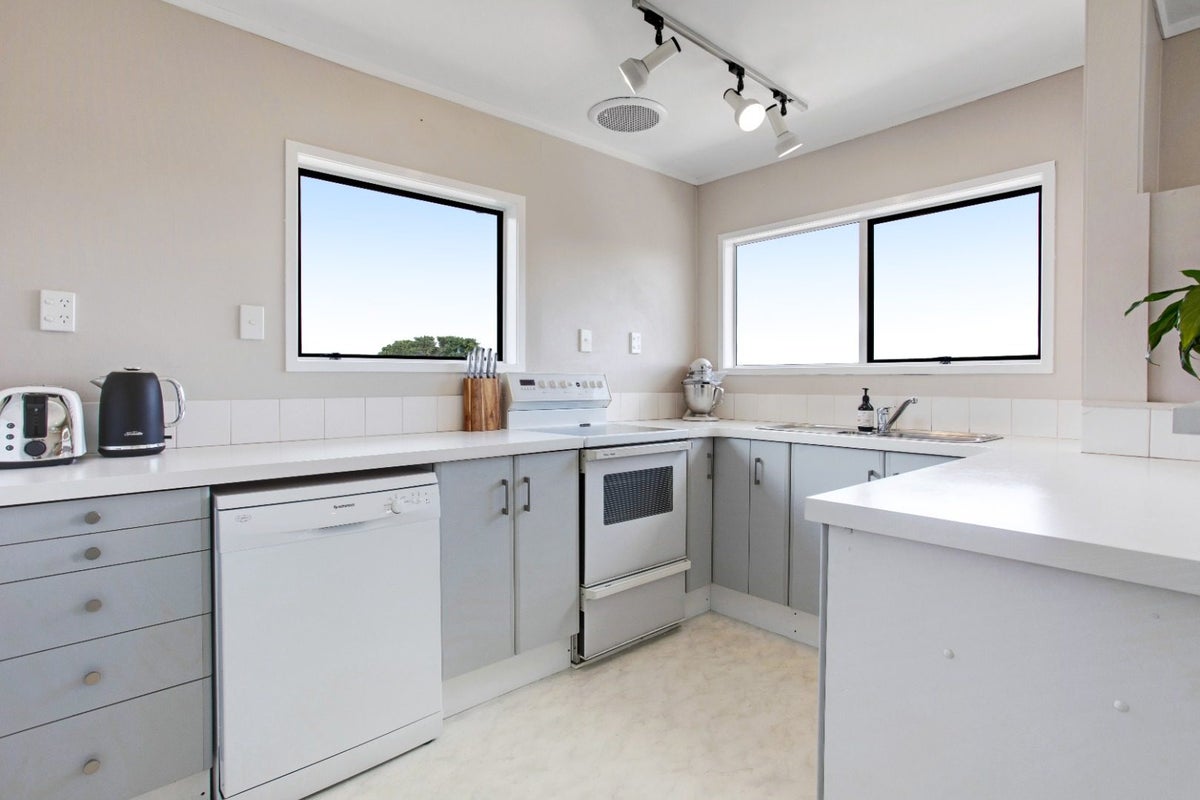1/573 Beach Road, Murrays Bay, Auckland - Carousel 2