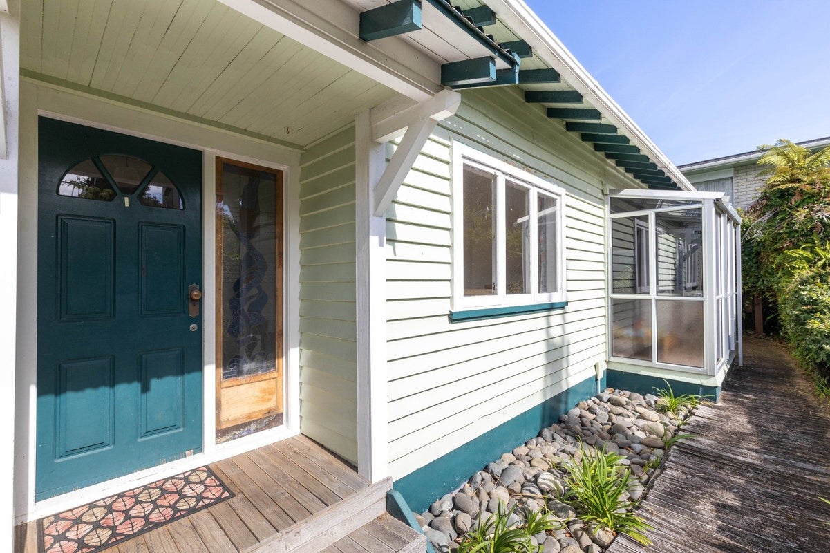 6 Calvert Road, Moturoa, New Plymouth - Carousel 2