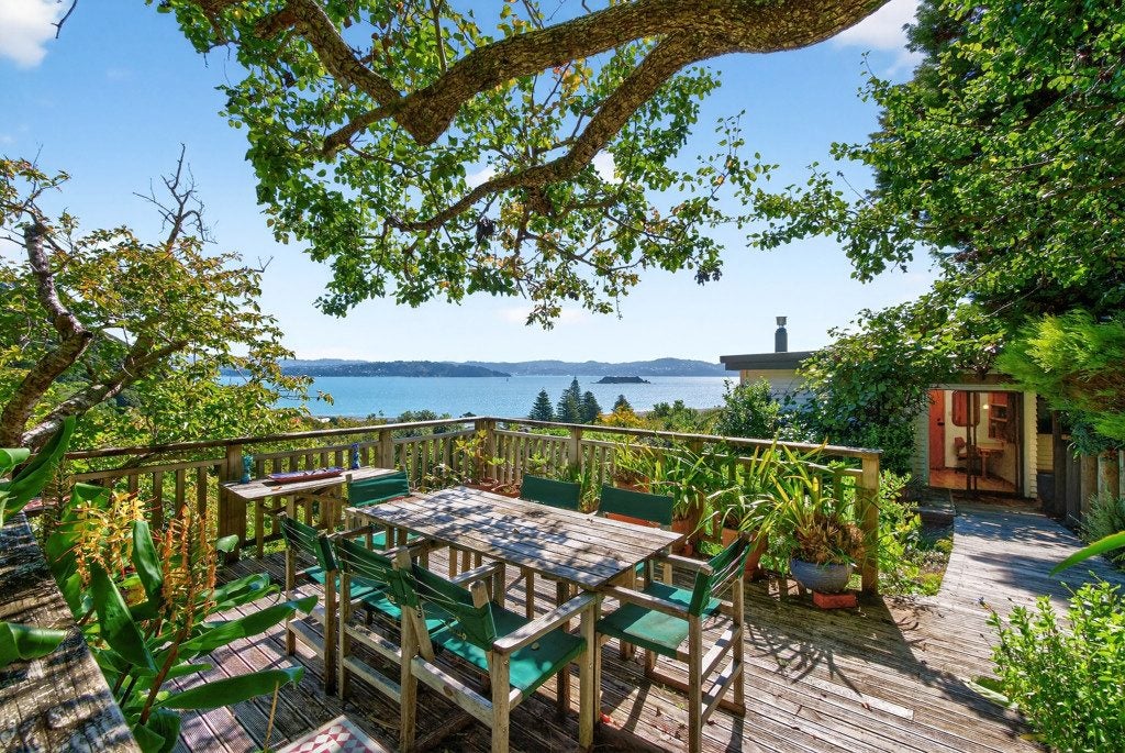 19 KARAKA ST , MURITAI, EASTBOURNE - Carousel 1