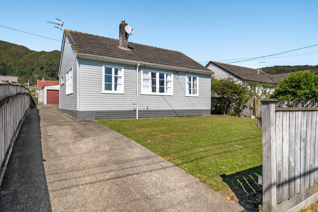 150 Waddington Drive, Naenae, Lower Hutt - Carousel 1