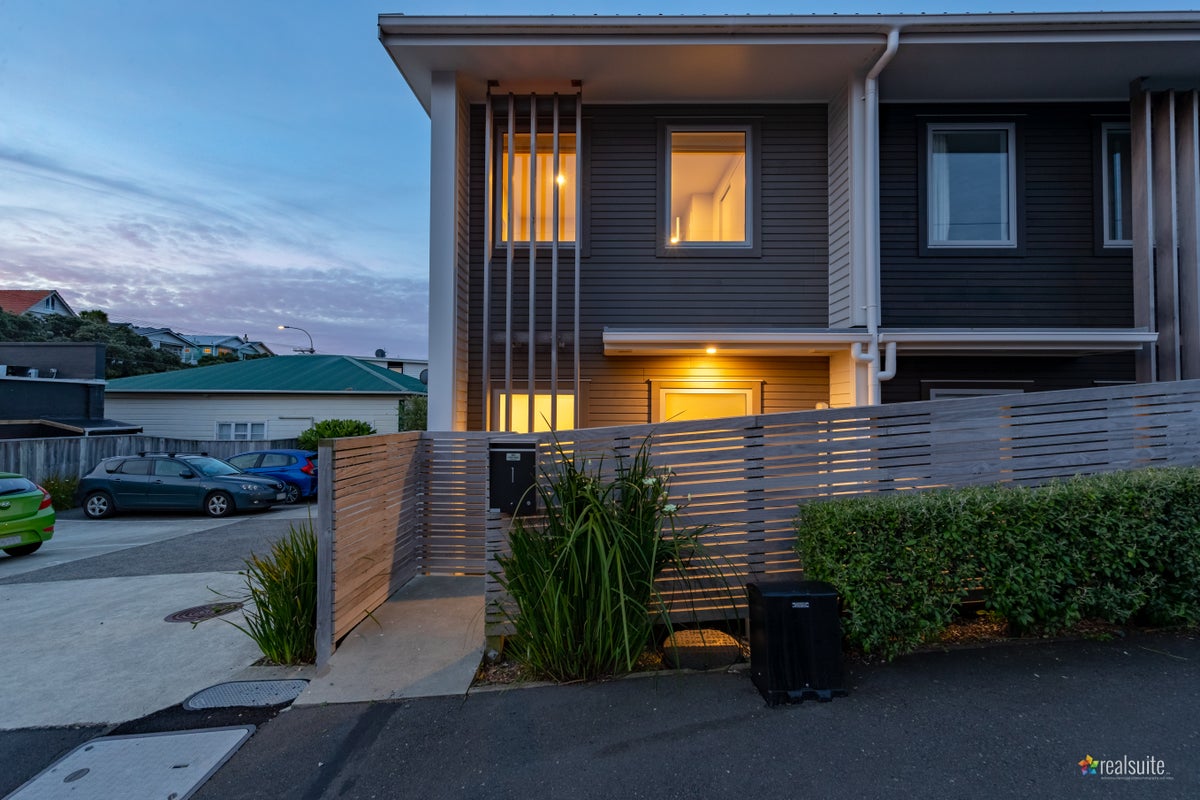 1/24 Tamar Street, Island Bay, Wellington - Carousel 1