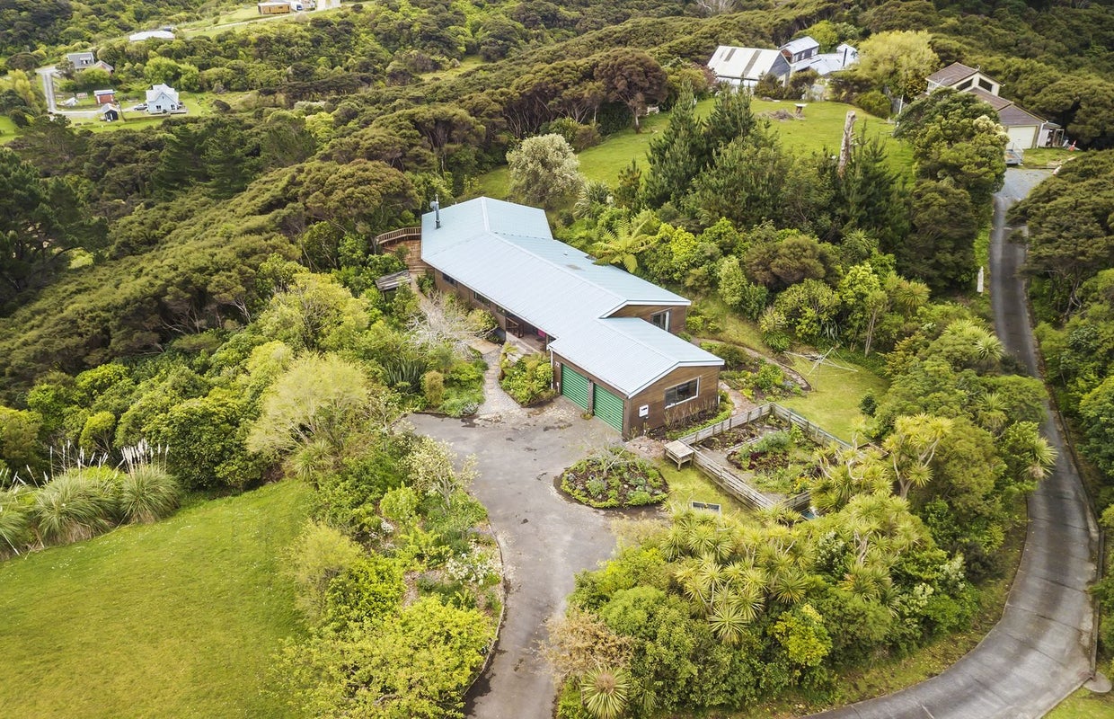 72 Gordon Road, Plimmerton, Porirua - Carousel 1