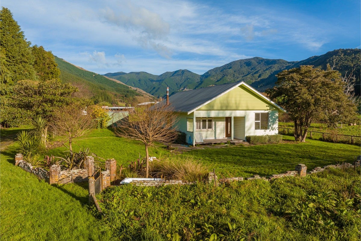 43 Cullensville Road, Linkwater, Picton - Carousel 1