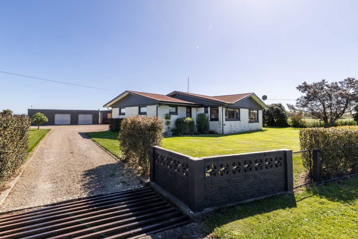 31 Carrick Road, Twyford, Hastings - Carousel 1