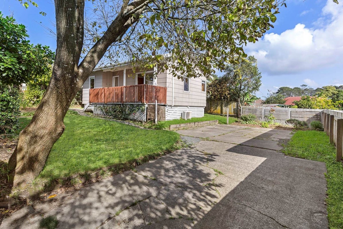 2/4 Ashbourne Place, Glendene, Auckland - Carousel 1