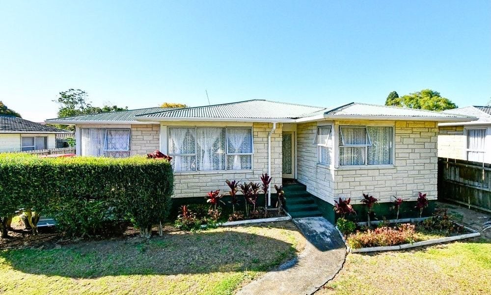 8 Staverton Crescent, Mangere, Auckland - Carousel 1