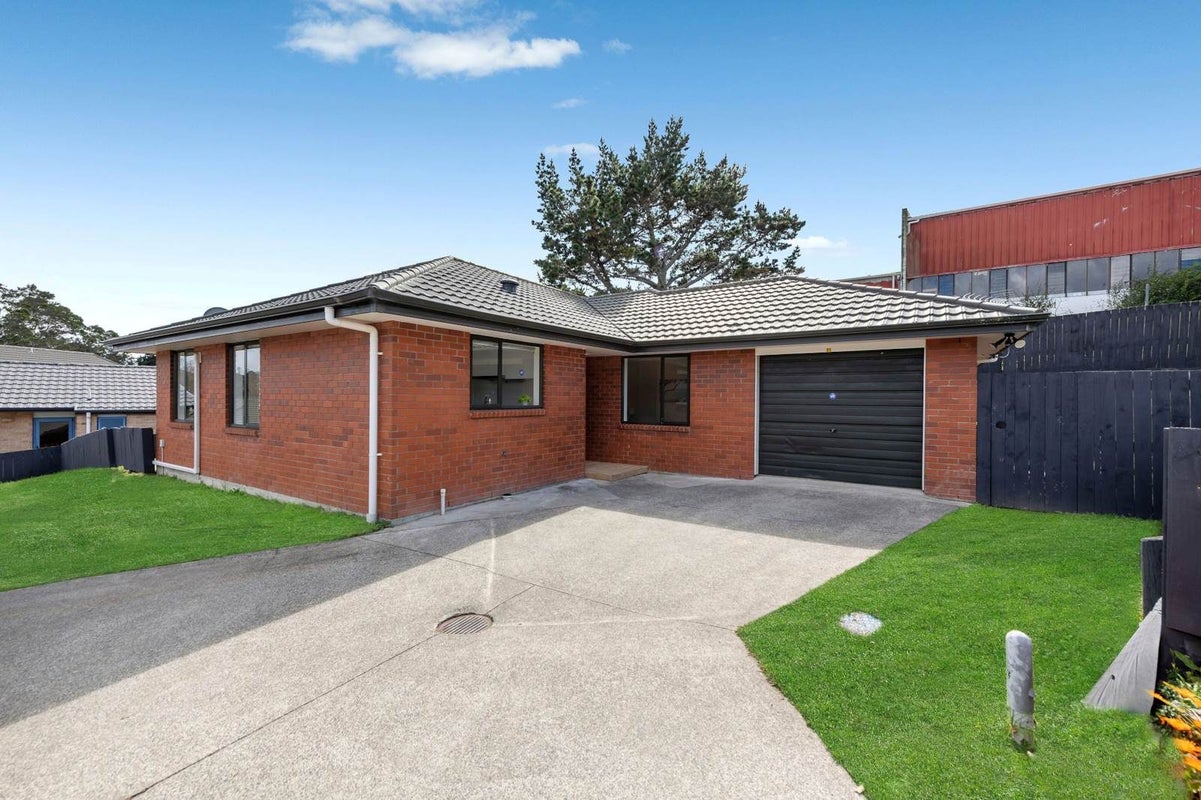 21 Claywest Place, Glen Eden, Auckland - Carousel 1