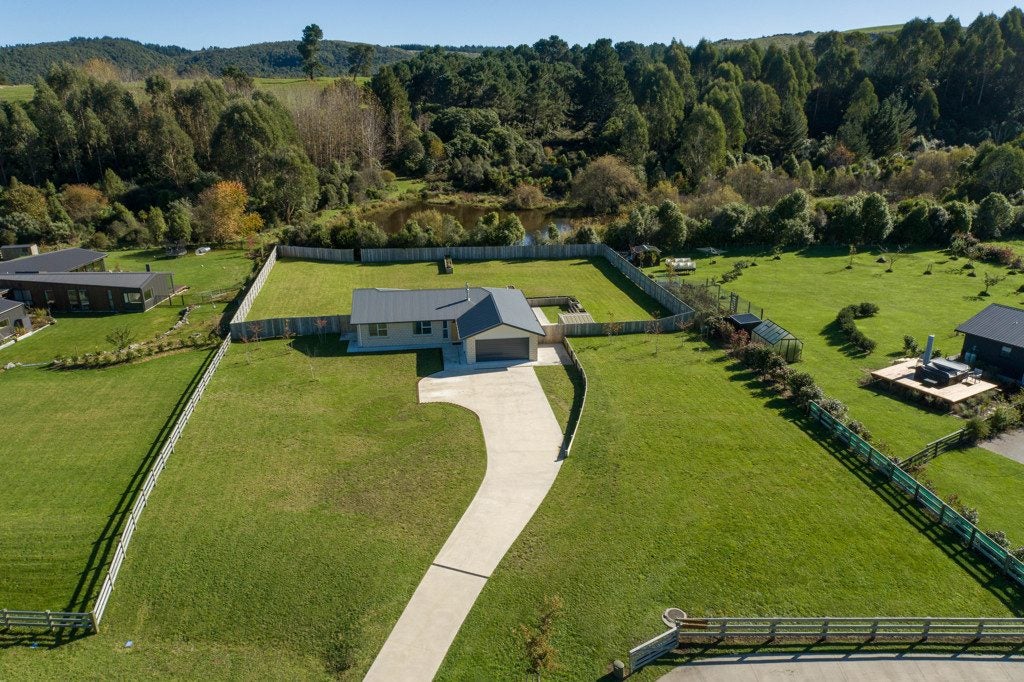 6 Kanuka Grove, Kinloch, Taupo - Carousel 1