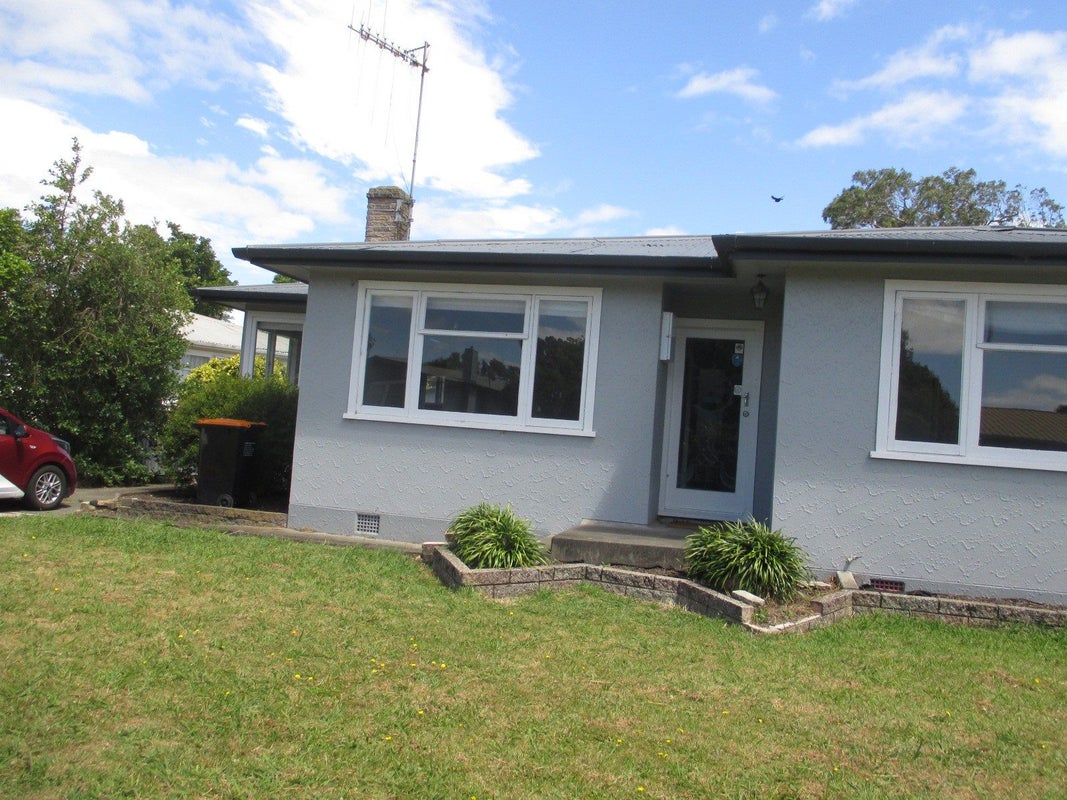 4 Waterloo Crescent, Hokowhitu, Palmerston North - Carousel 1
