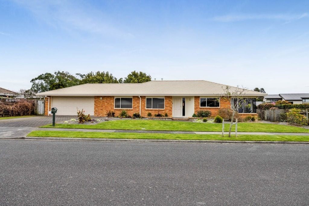 18 Kinross Drive, Merrilands, New Plymouth - Carousel 2