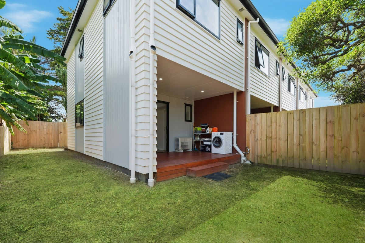 7/3 Royal View Road, Te Atatu South, Auckland - Carousel 2