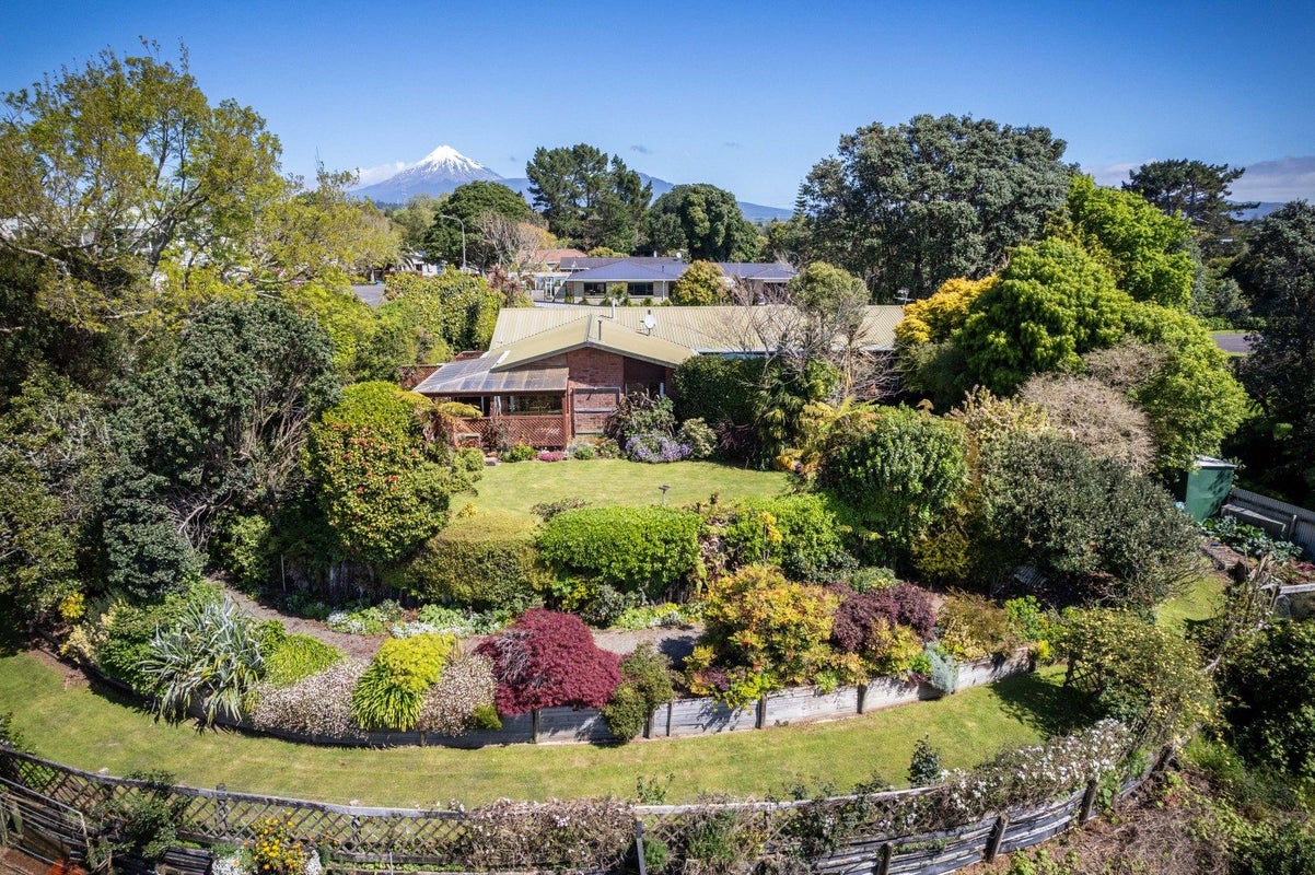 2 Byron Place, Whalers Gate, New Plymouth - Carousel 1