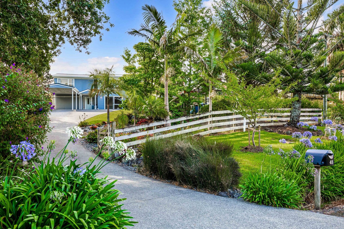 45 Grassmere Road, Henderson Valley, Auckland - Carousel 1