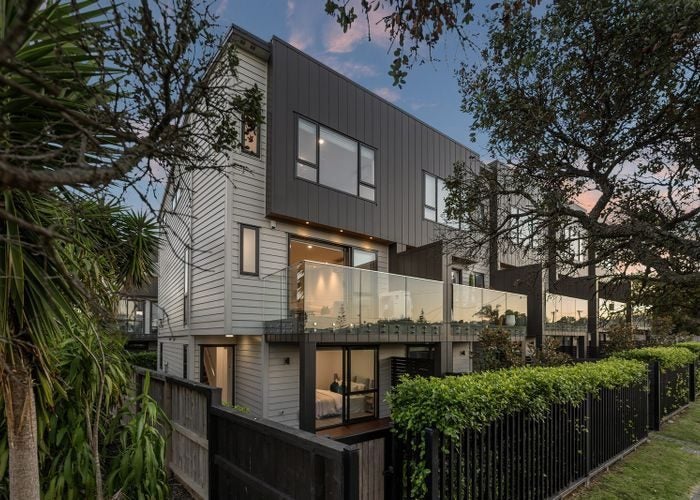 2E Fowler Street, Northcote, Auckland - Carousel 1