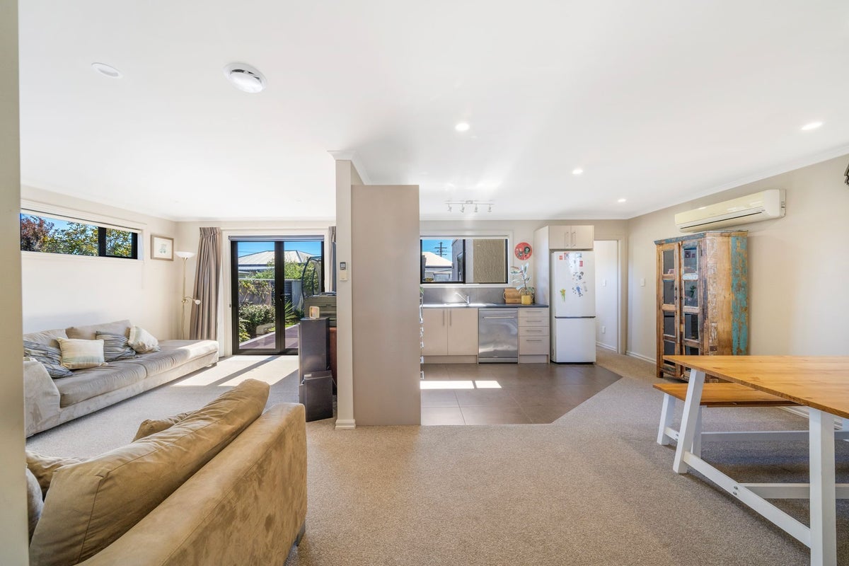 8 Hargest Crescent, Saint Kilda, Dunedin - Carousel 2