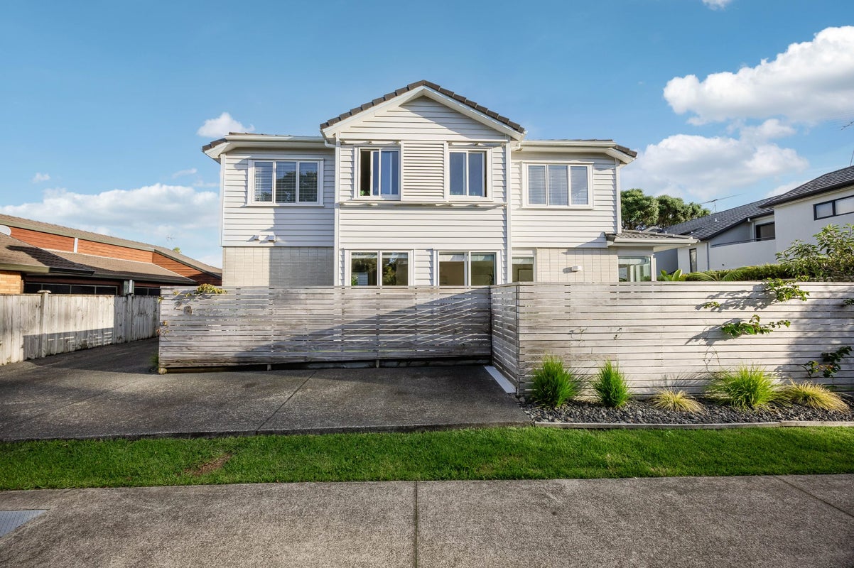 28A INVERNESS RD, Browns Bay, Auckland - Carousel 1