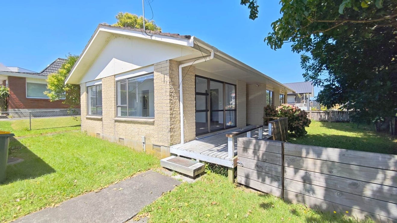 2/12 Kaipatiki Road, Glenfield, Auckland - Carousel 1
