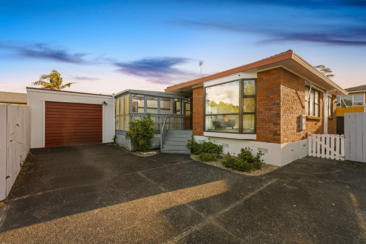 1/3 Allington Road, Massey, Auckland - Carousel 1