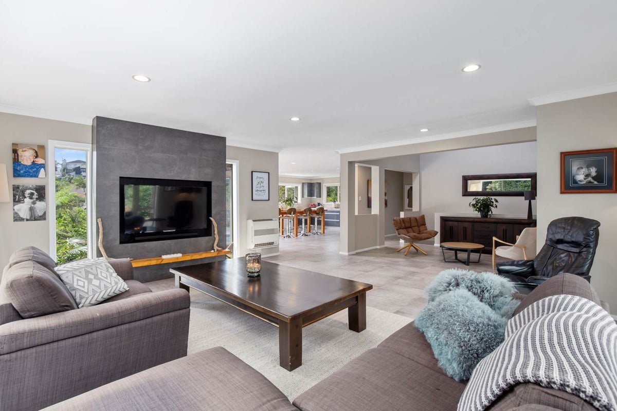 25 Cyclades Place, Shelly Park, Auckland - Carousel 1