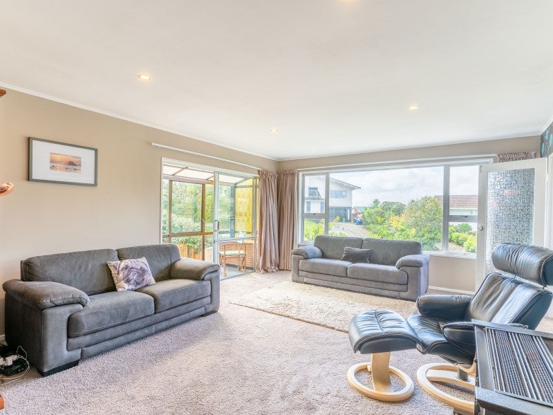 17 Turriff Crescent, Tawa, Wellington - Carousel 2