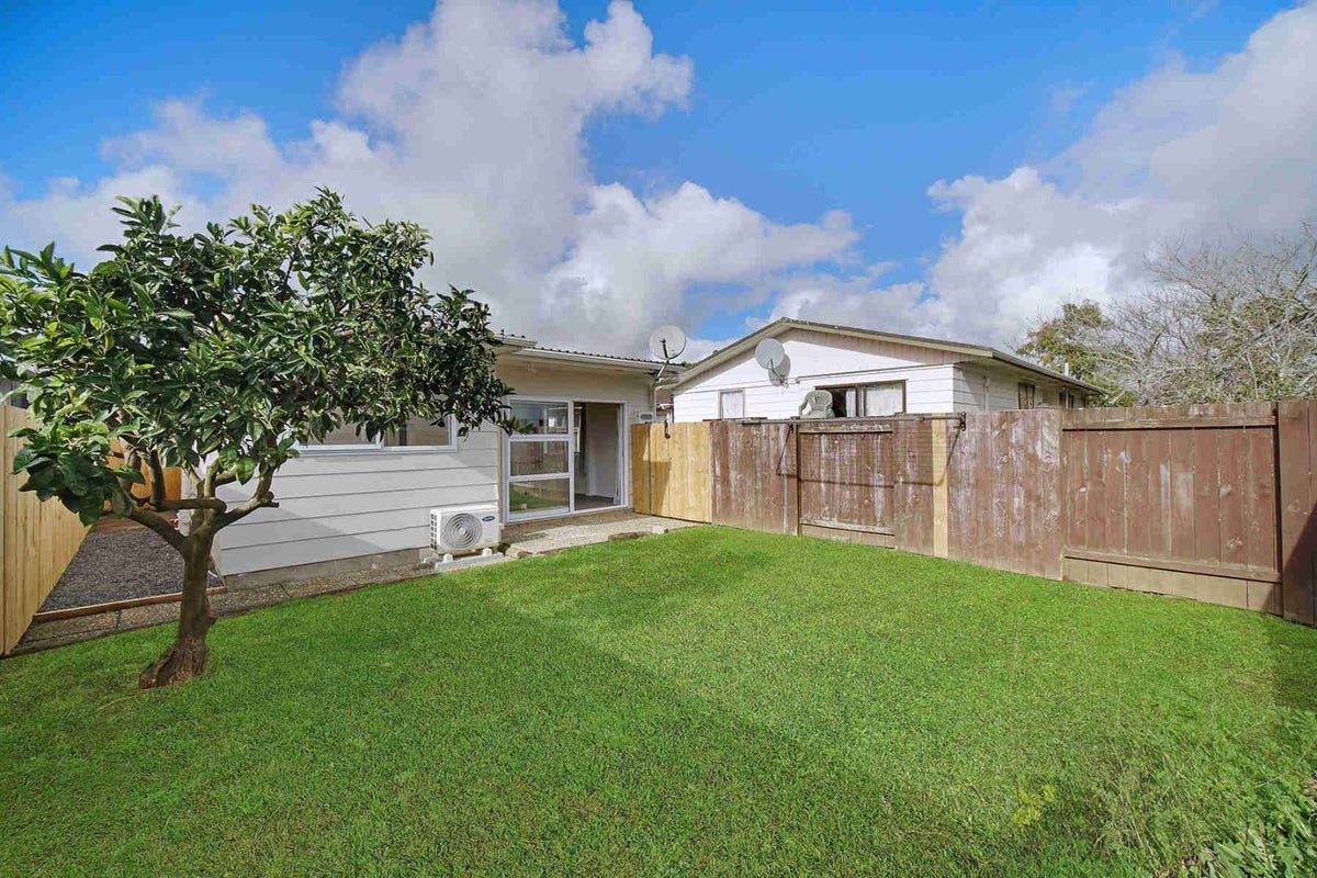 6 Adel Place, Weymouth, Auckland - Carousel 1