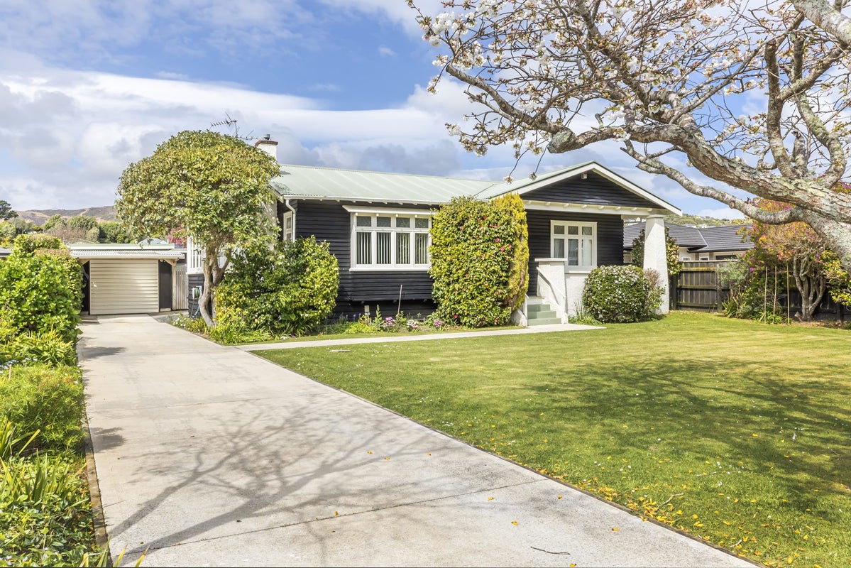 20 Nathan Street, Tawa, Wellington - Carousel 1