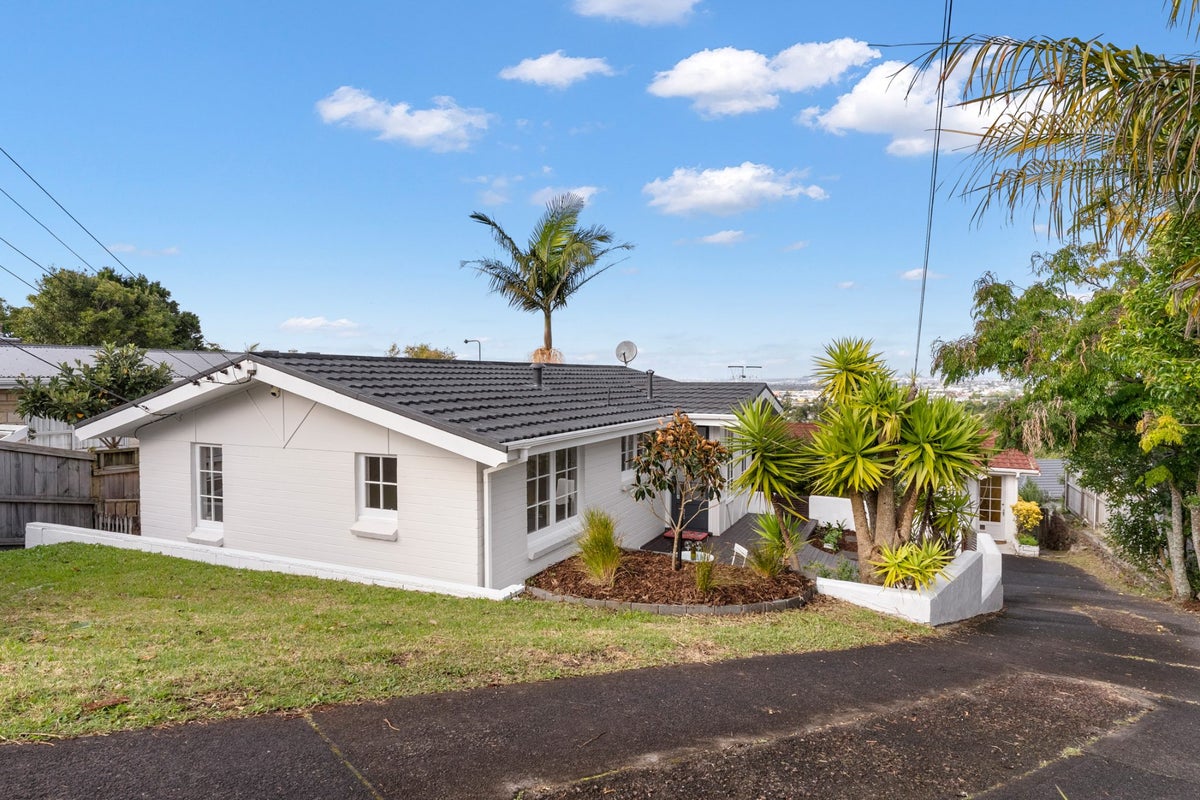 1/235 Sunset Road, Sunnynook, Auckland - Carousel 1