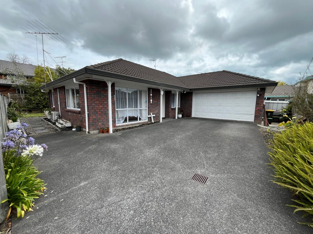2/21 Pajaro Place, Golflands, Auckland - Carousel 1