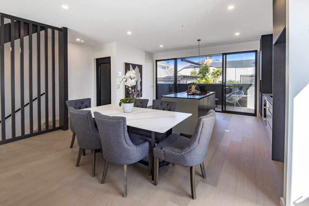 16A Saltburn Road, Milford, Auckland - Carousel 1