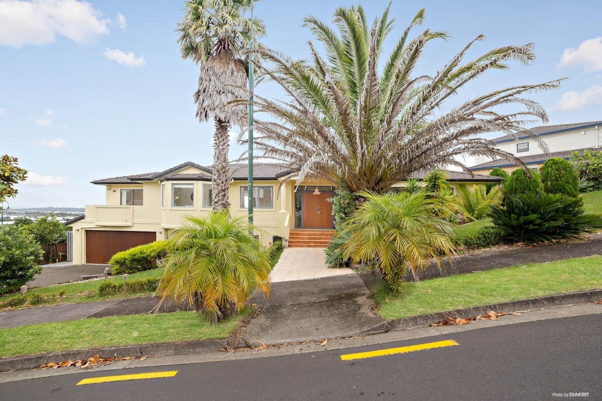 4 Cricklade Terrace, Windsor Park, Auckland - Carousel 2