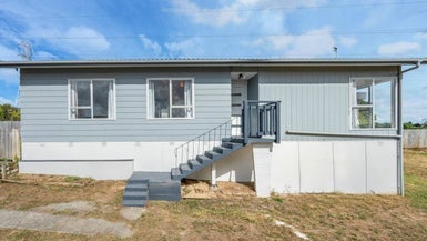 15 Doone Place, Massey, Auckland - Carousel 1