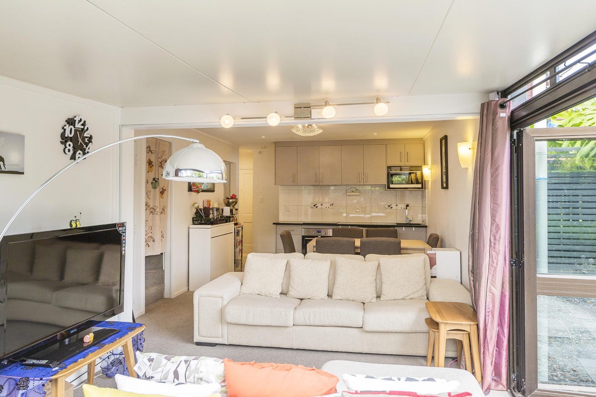 2/8 King George Avenue, Epsom, Auckland - Carousel 2