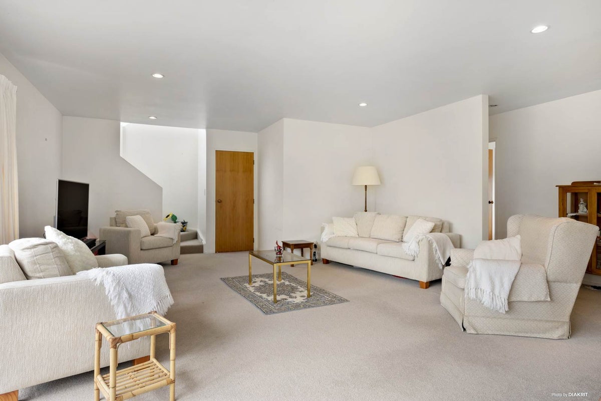 2/8 Strabo Place, Windsor Park, Auckland - Carousel 1