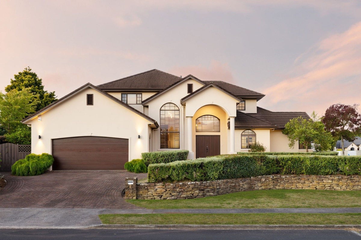 2 Keswick Crescent, Huntington, Hamilton - Carousel 1