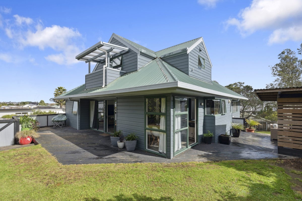 906A East Coast Road, Northcross, Auckland - Carousel 1