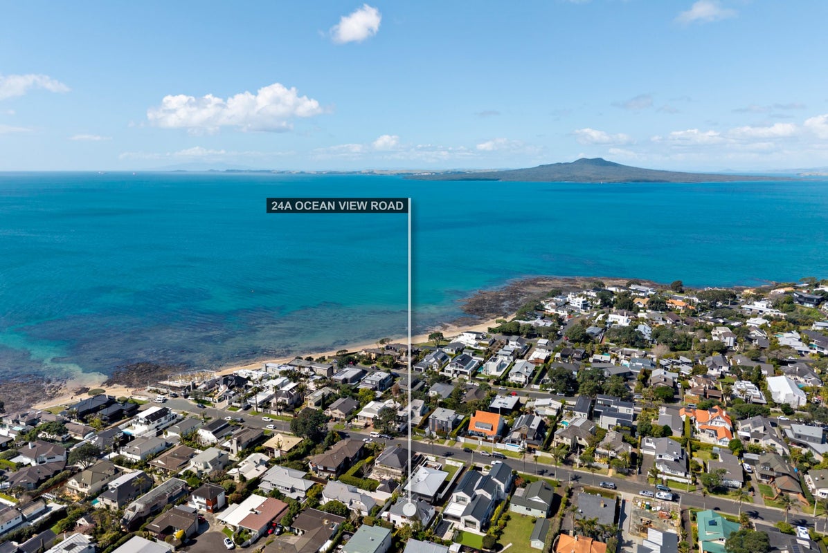 2/24 Ocean View Road, Milford, Auckland - Carousel 1