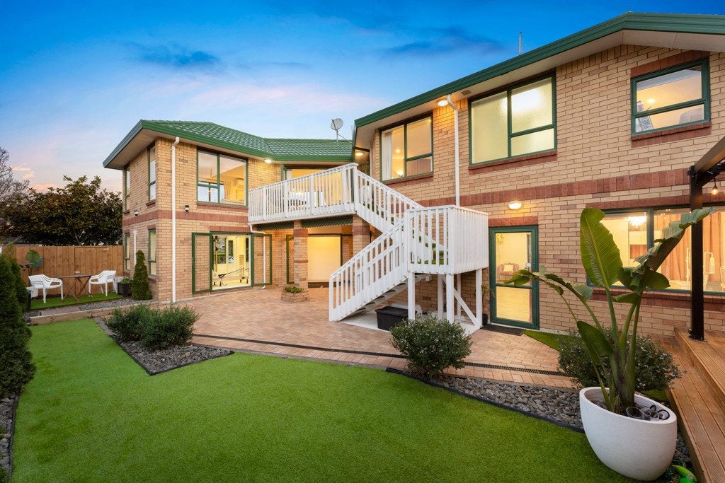 8 Vinograd Drive, Te Atatu Peninsula, Auckland - Carousel 1