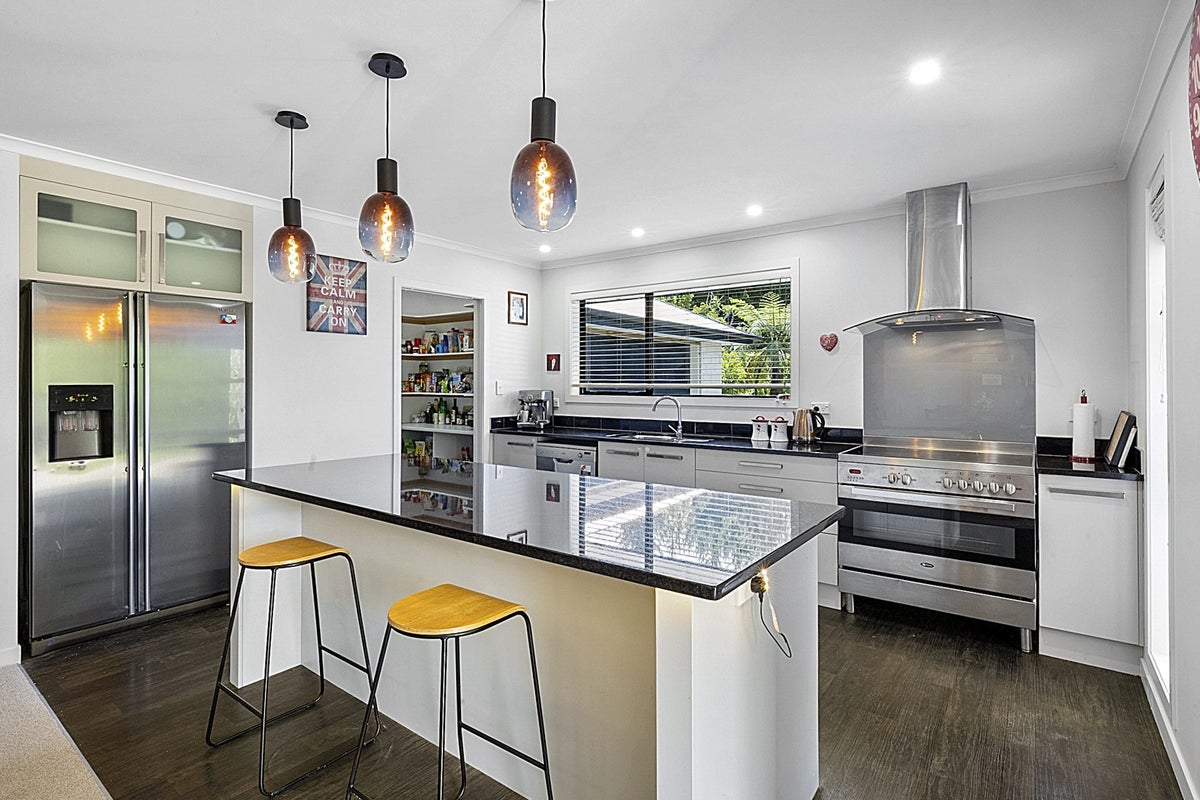 4 Dunbar Place, Highlands Park, New Plymouth - Carousel 2