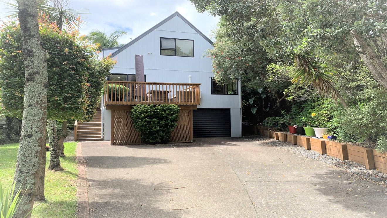 21 Pohutukawa Avenue, Red Beach, Red Beach - Carousel 1