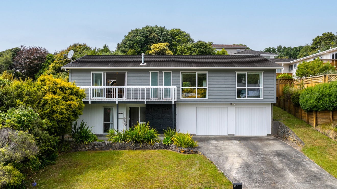 18 Greyfriars Crescent, Tawa, Wellington - Carousel 1