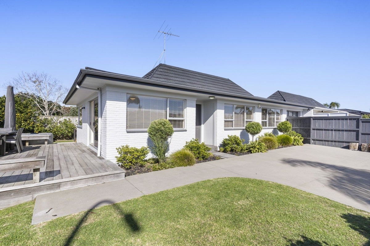 1/15 Vivian Wilson Drive, Eastern Beach, Auckland - Carousel 1