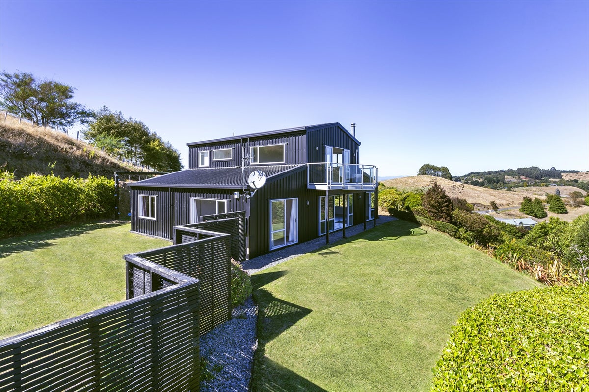 1 Edge Hill, Acacia Bay, Taupo - Carousel 1