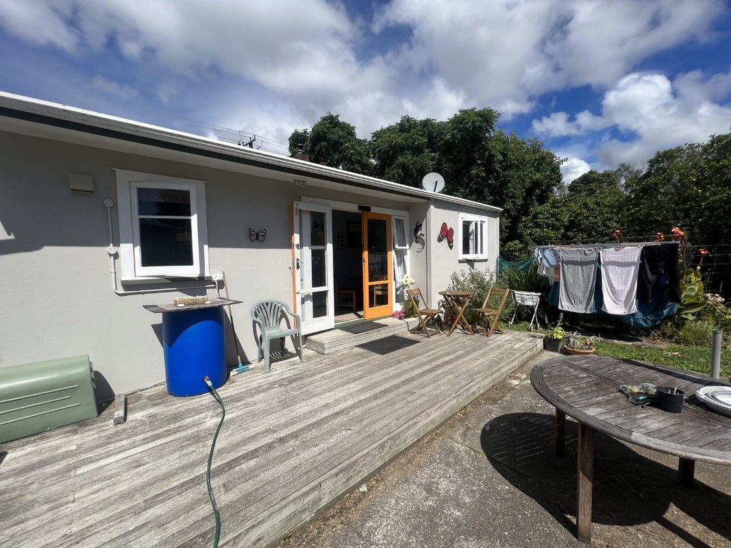 1106 State Highway 1, Manakau, Levin - Carousel 14