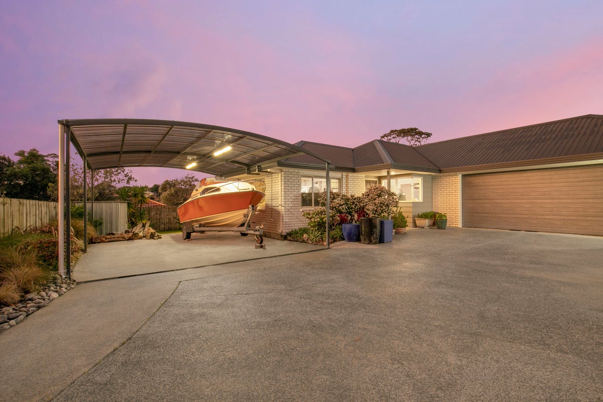 10 Greta Place, Stanmore Bay, Whangaparaoa - Carousel 1