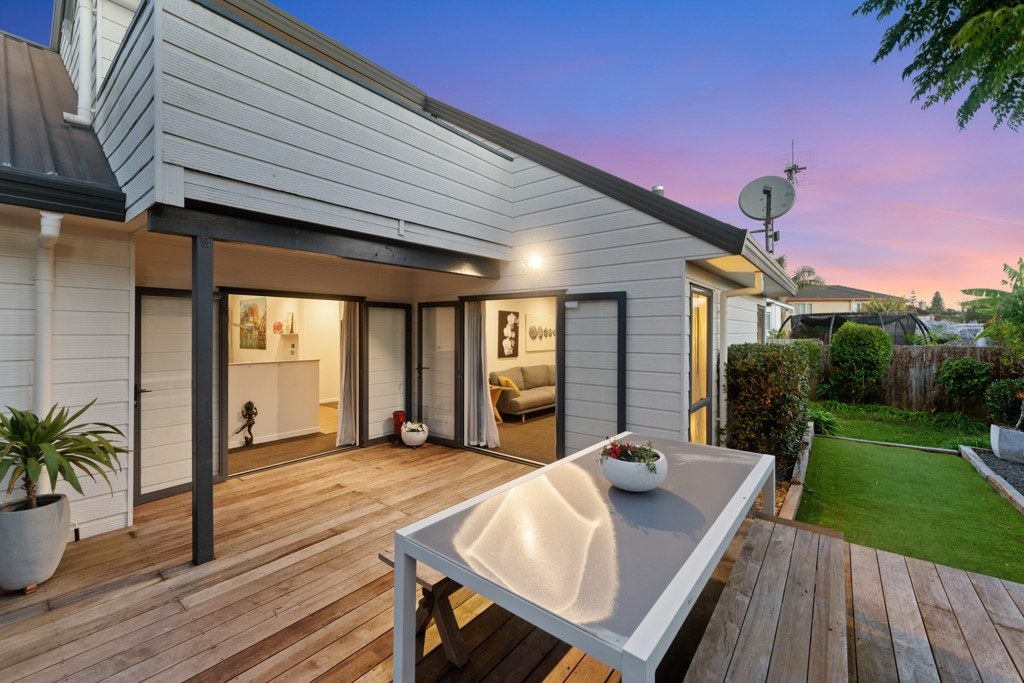 2/8 Phillip Parade, Forrest Hill, Auckland - Carousel 2