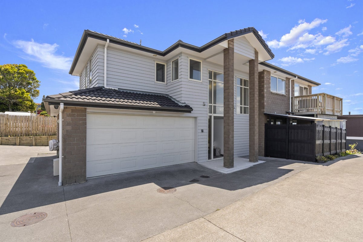 627A Glenfield Road, Totara Vale, Auckland - Carousel 1