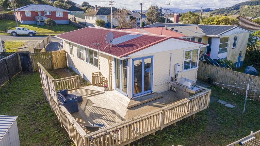32 Davidson Crescent, Tawa, Wellington - Carousel 1