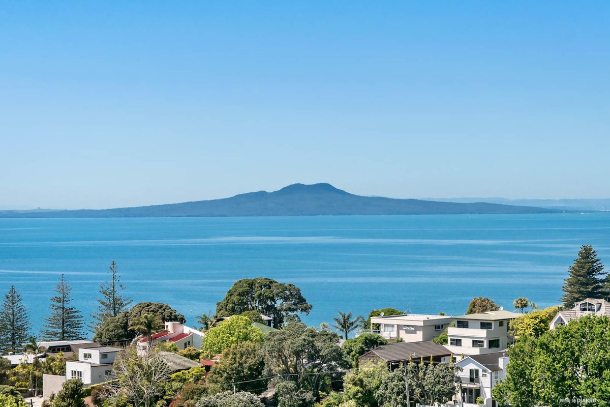 1/835 Beach Road, Browns Bay, Auckland - Carousel 1